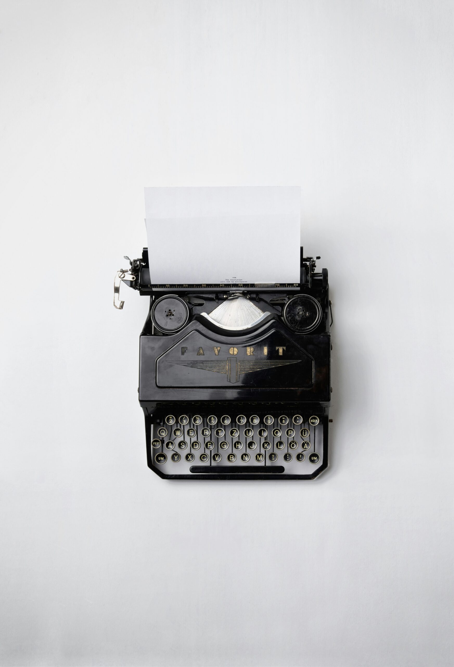 black-Fayorit-typewriter-with-printer-paper-scaled Termos de Privacidade